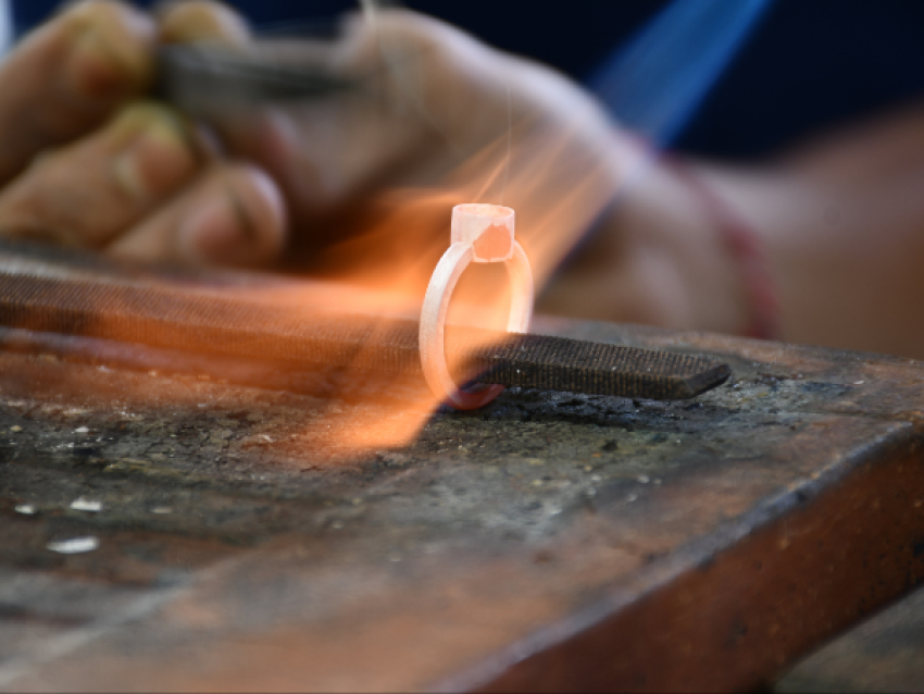 Herstellung von Silberschmuck mit Handwerkern