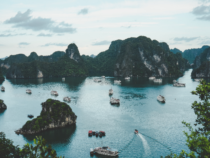 schöne Aussichten auf das Panorama der Halong-Bucht