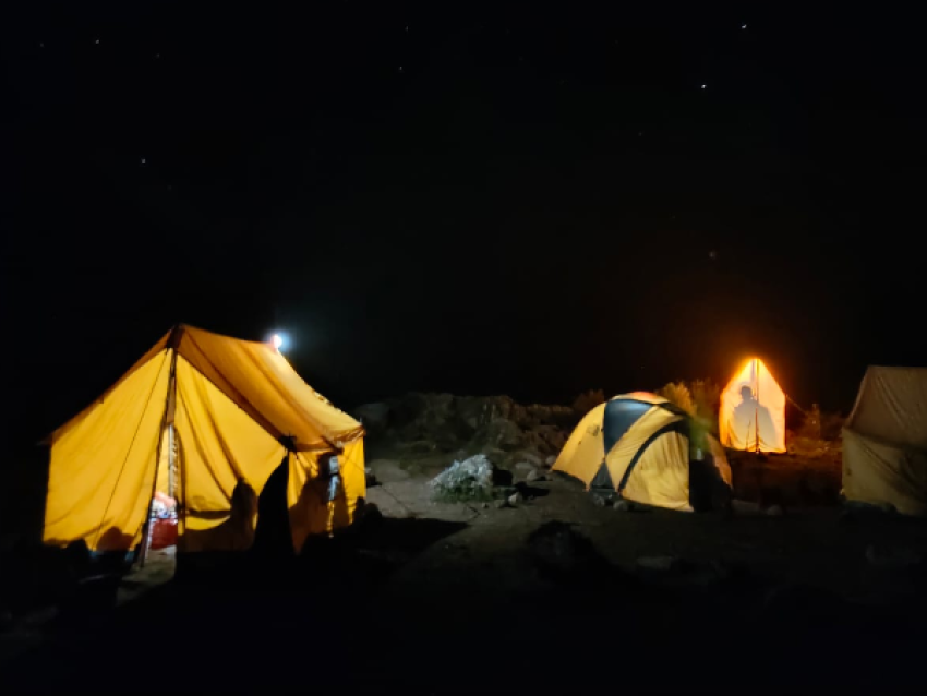 CAMPING BEI NACHT